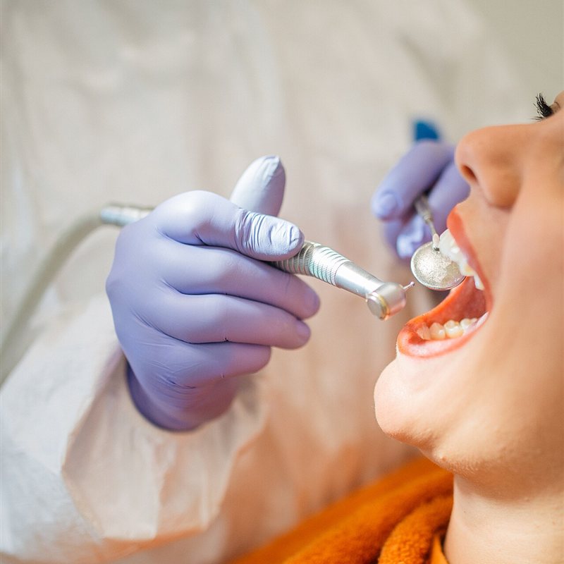 Ilustrasi perawatan ortodonti dengan alat dental