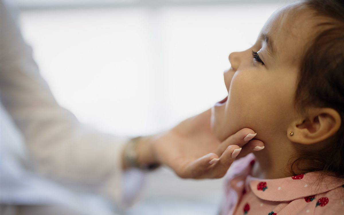 Anak sedang diperiksa giginya oleh dokter gigi