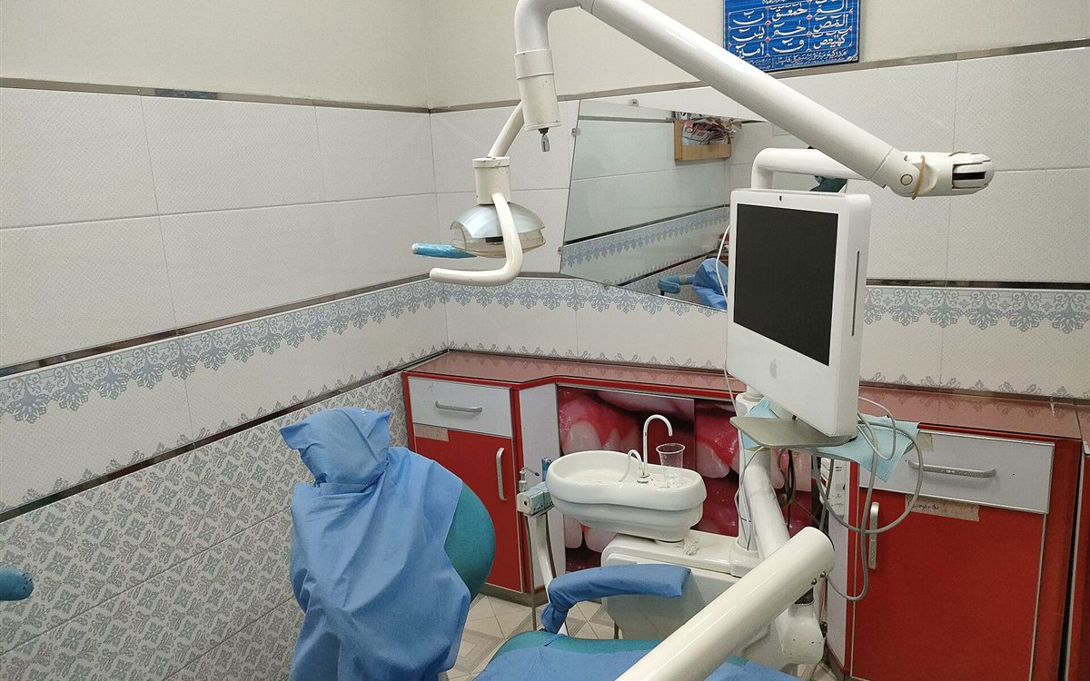 Ruang praktik dokter gigi dengan dental unit