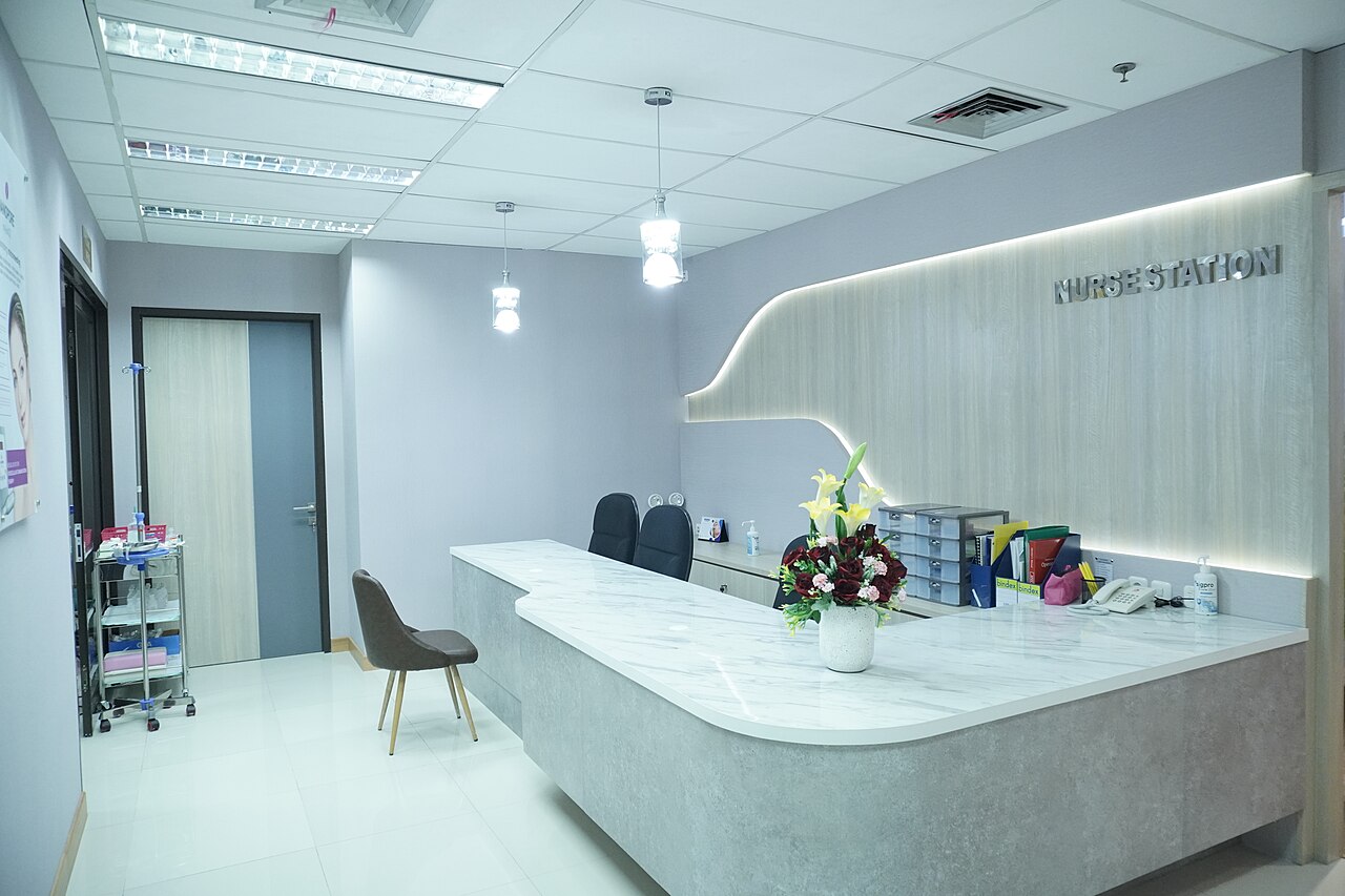 Area resepsionis klinik yang bersih dan nyaman
